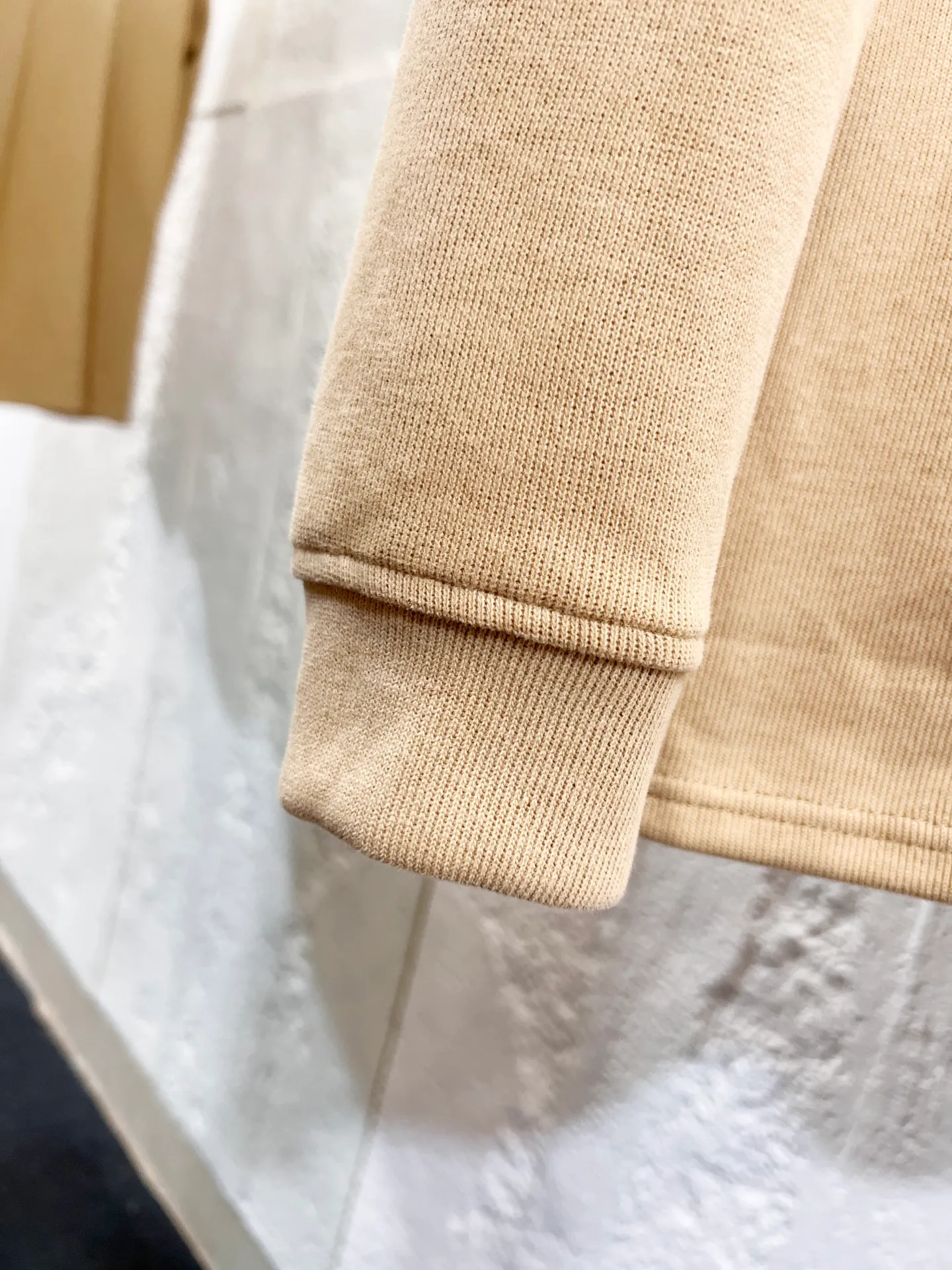 P196 Style number: T69 2235# Actual pictures! ! Ralph Lauren Minnie fabric long-sleeved half-zip sweatshirt. Color: black, oatmeal gray, camel, dark gray, light gray, navy blue, milk white. A total of 7 colors. Size: M-100-120 catties L-120-140 catties XL-140-160 catties 2XL-160-180 catties